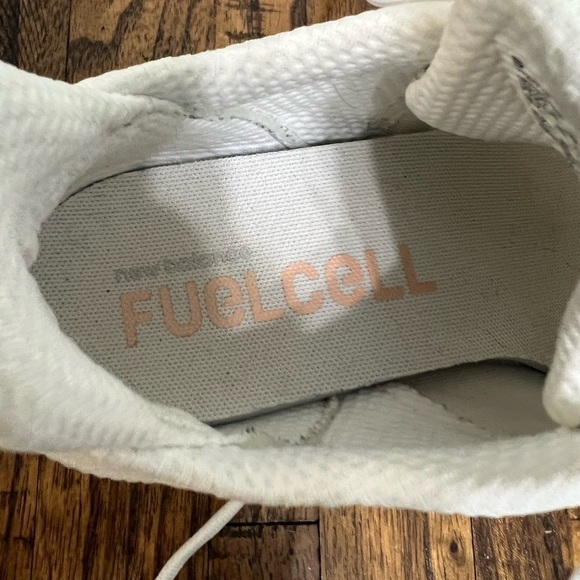 New Balance FuelCell Shift TR White Light
Aluminum with reflective panels 8.5 - Picture 8 of 11